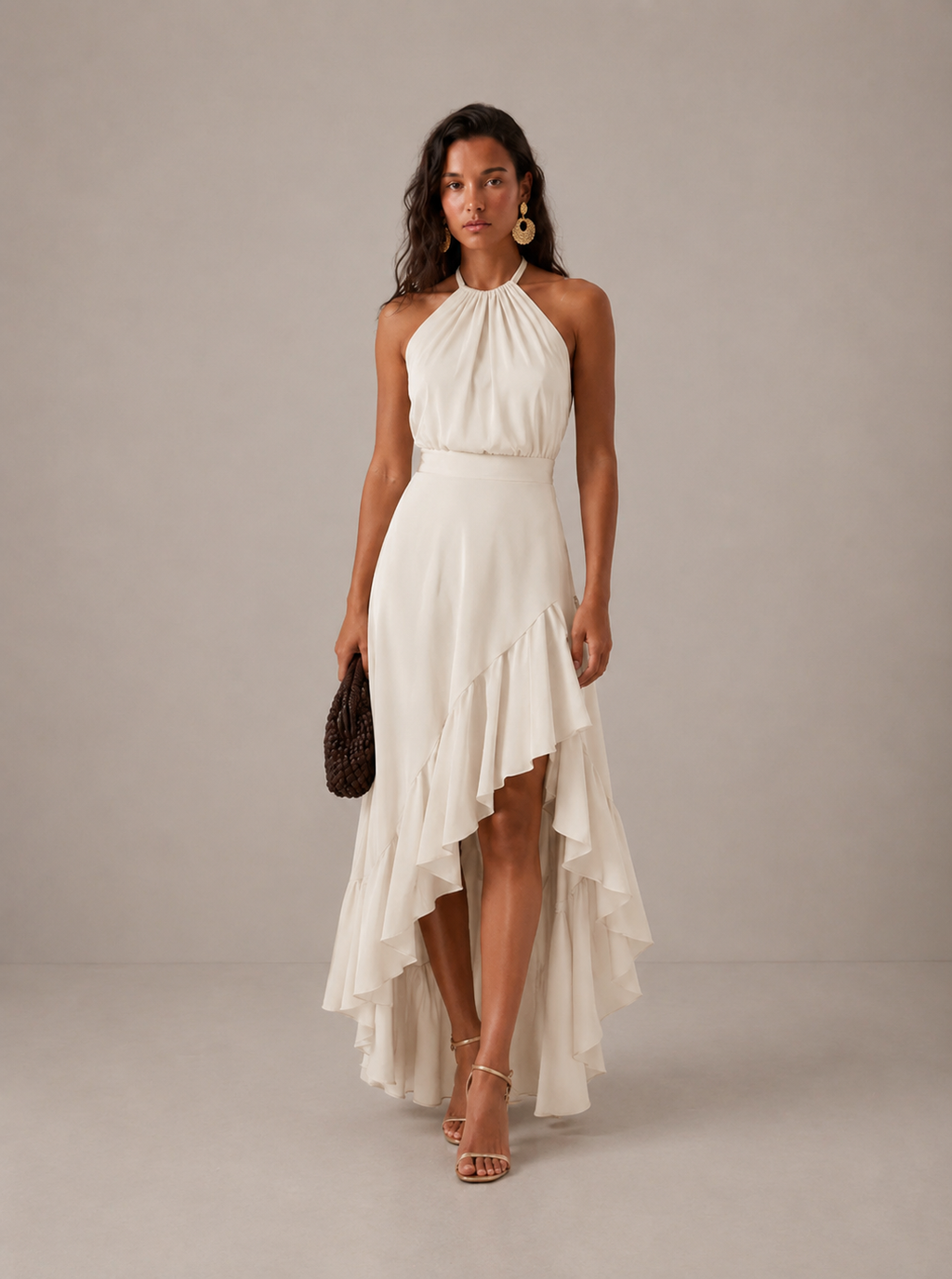 Vestido de invitada de boda con cuello halter y bajo asimétrico de volantes