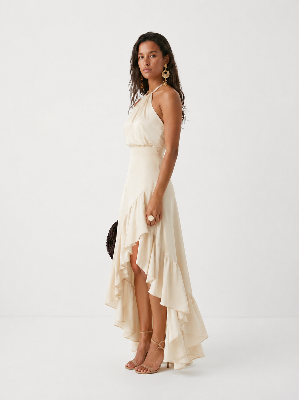 Vestido de invitada de boda con cuello halter y bajo asimétrico de volantes