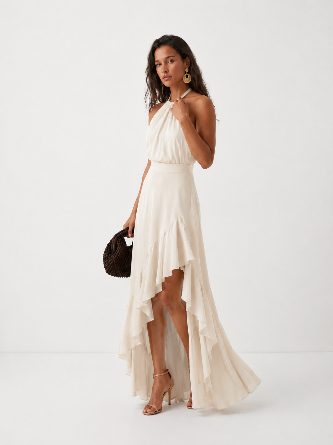 Vestido de invitada de boda con cuello halter y bajo asimétrico de volantes