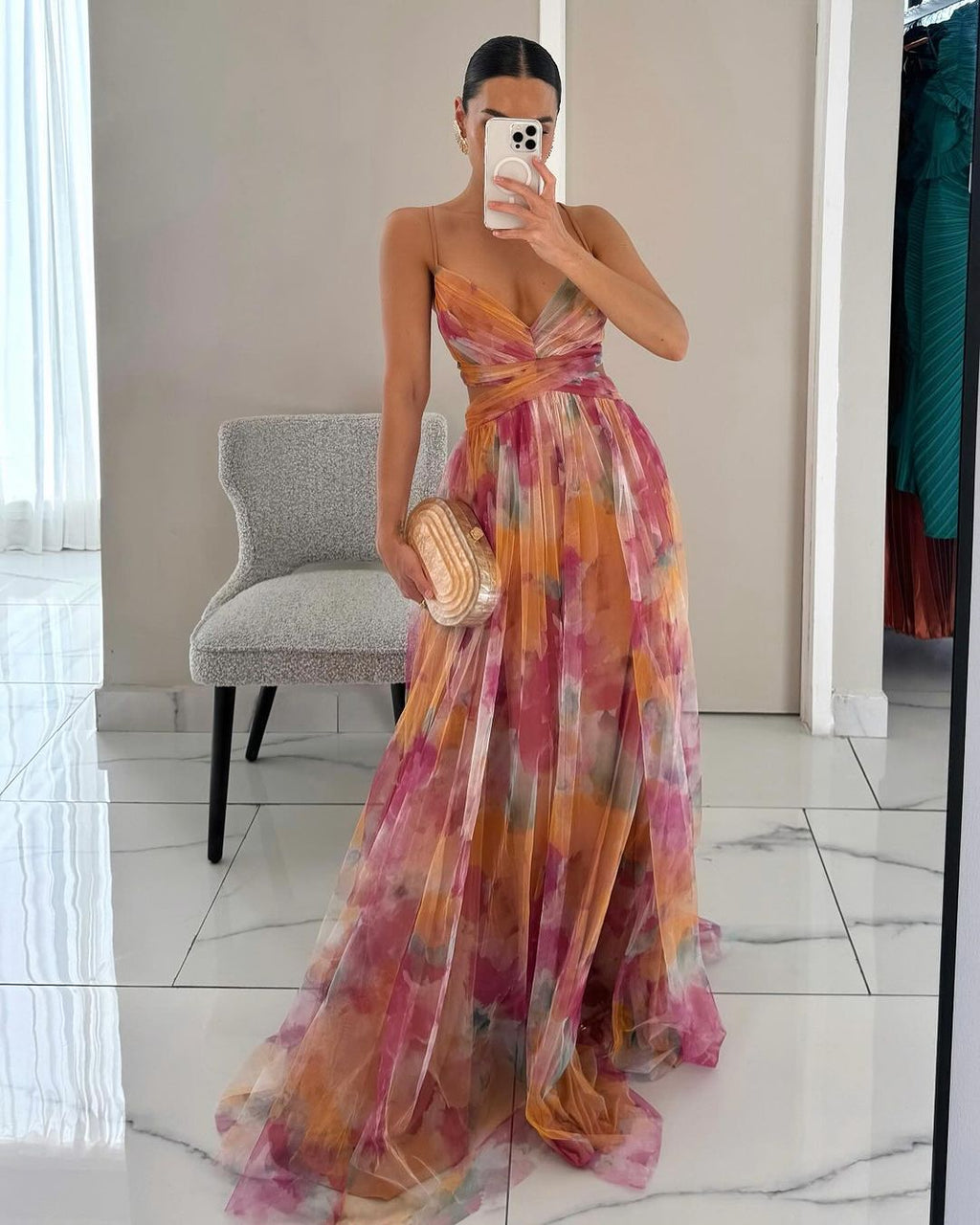 Vestido largo de malla de invitada de boda con corte ceñido y tirantes finos | Maxi