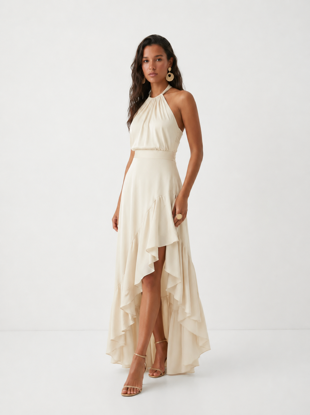 Vestido de invitada de boda con cuello halter y bajo asimétrico de volantes