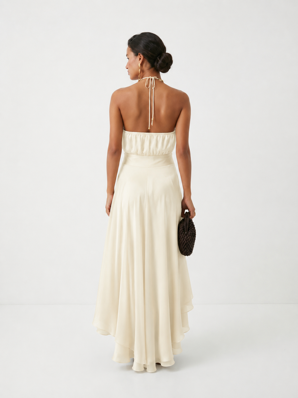 Vestido de invitada de boda con cuello halter y bajo asimétrico de volantes