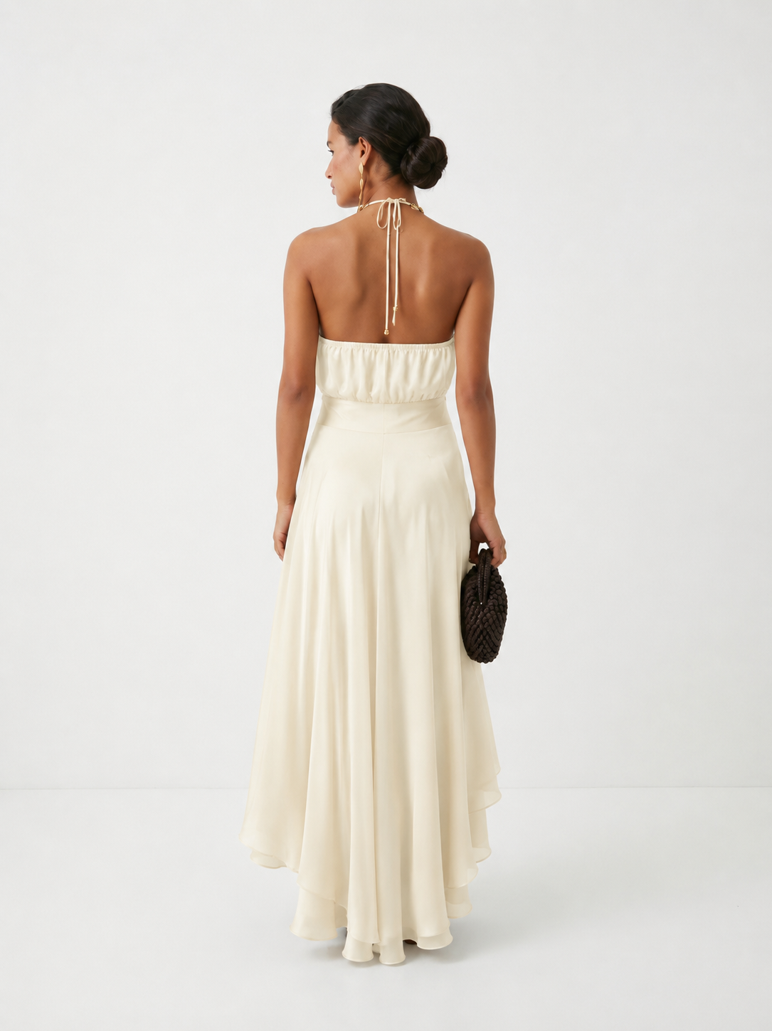 Vestido de invitada de boda con cuello halter y bajo asimétrico de volantes