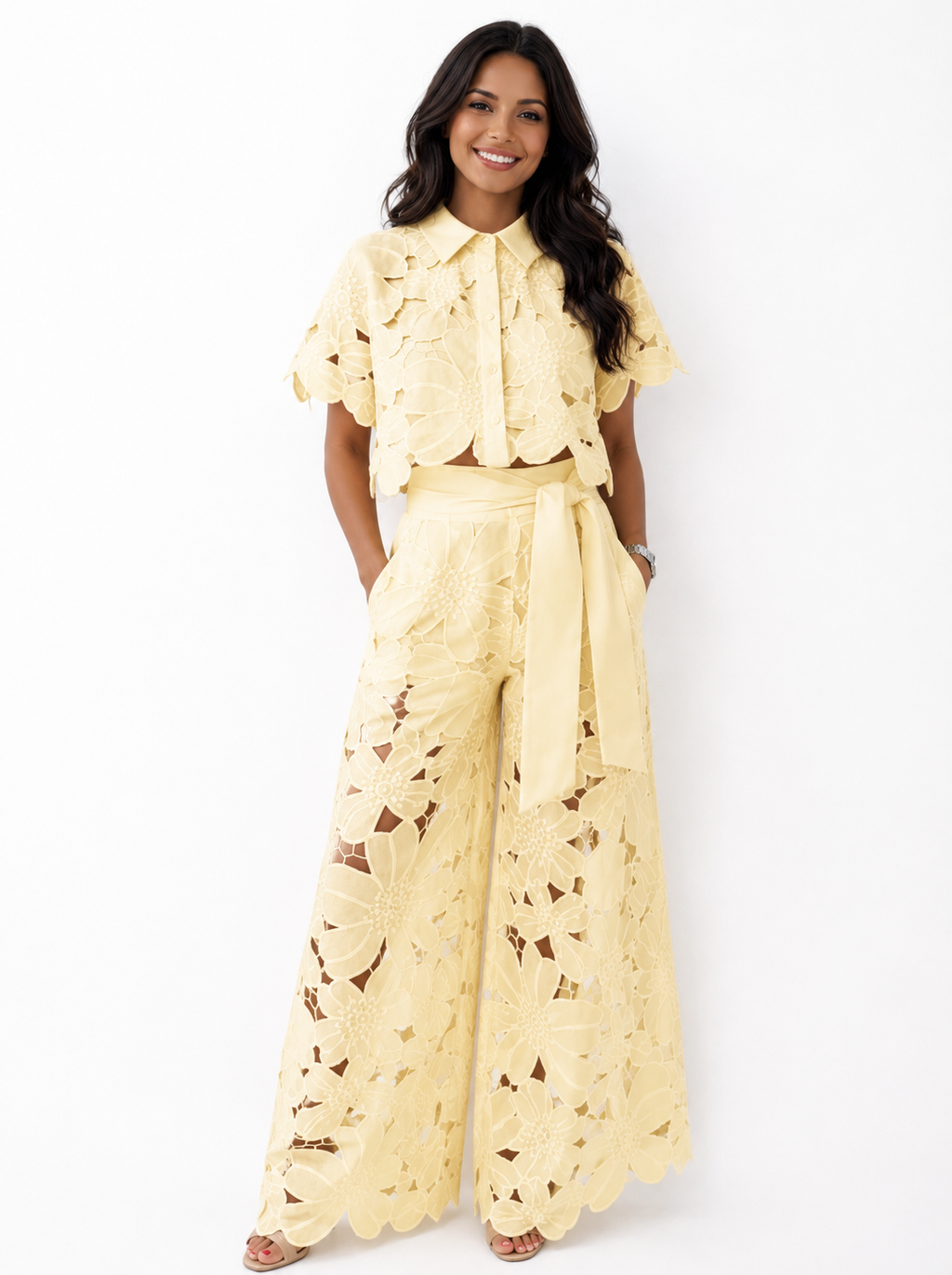 Conjunto elegante de mujer de dos piezas de invitada de boda con calado floral y pantalón fluido