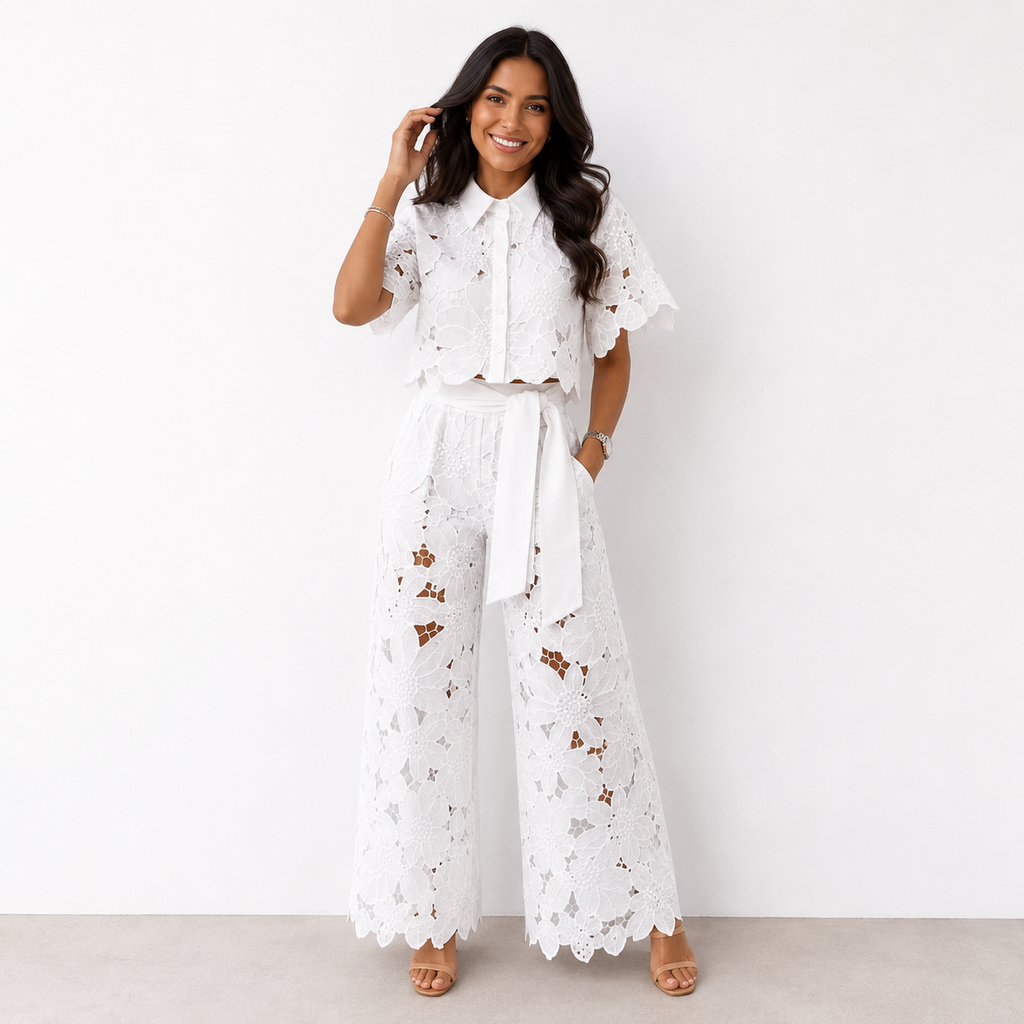 Conjunto elegante de mujer de dos piezas de invitada de boda con calado floral y pantalón fluido