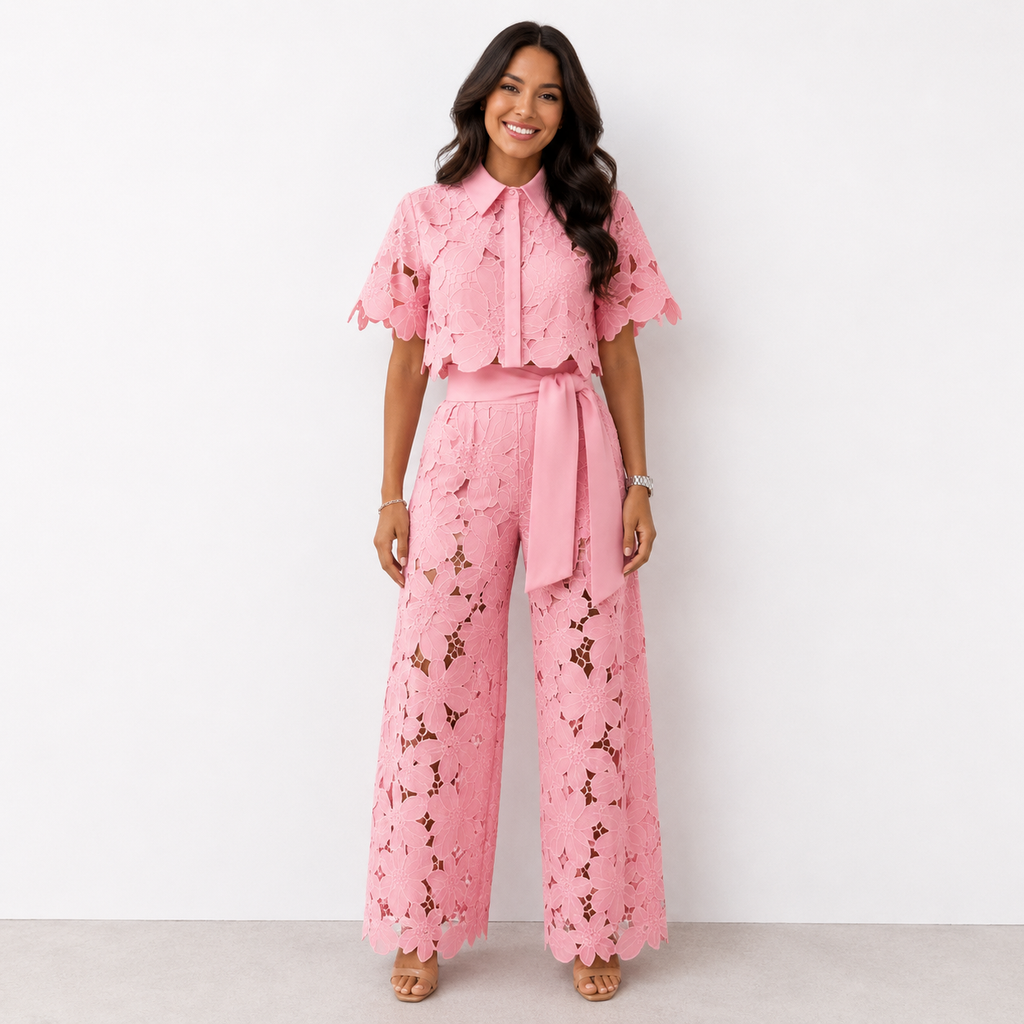 Conjunto elegante de mujer de dos piezas de invitada de boda con calado floral y pantalón fluido