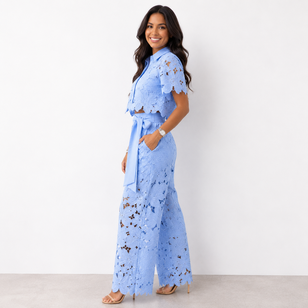 Conjunto elegante de mujer de dos piezas de invitada de boda con calado floral y pantalón fluido