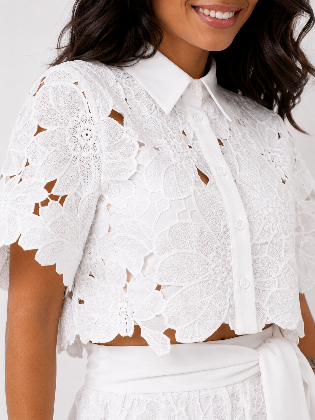 Conjunto elegante de mujer de dos piezas de invitada de boda con calado floral y pantalón fluido