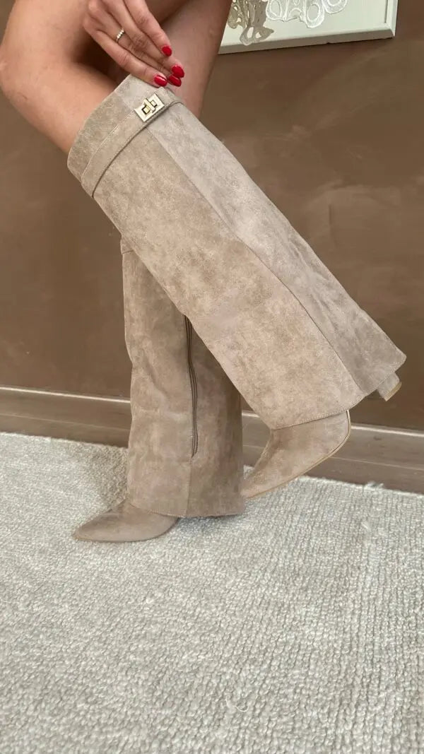Bottes hautes en daim avec boucle dorée