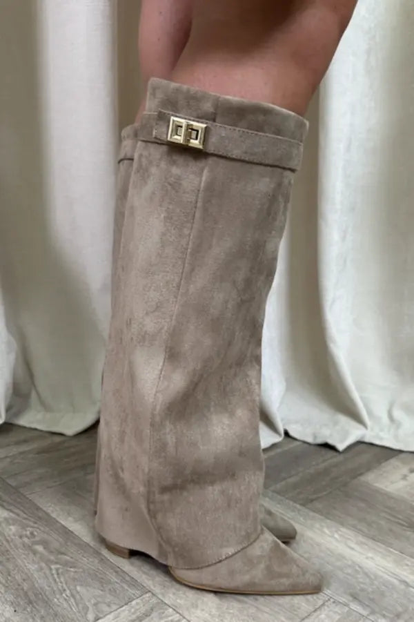 Bottes hautes en daim avec boucle dorée