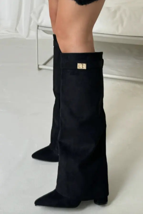 Bottes hautes en daim avec boucle dorée