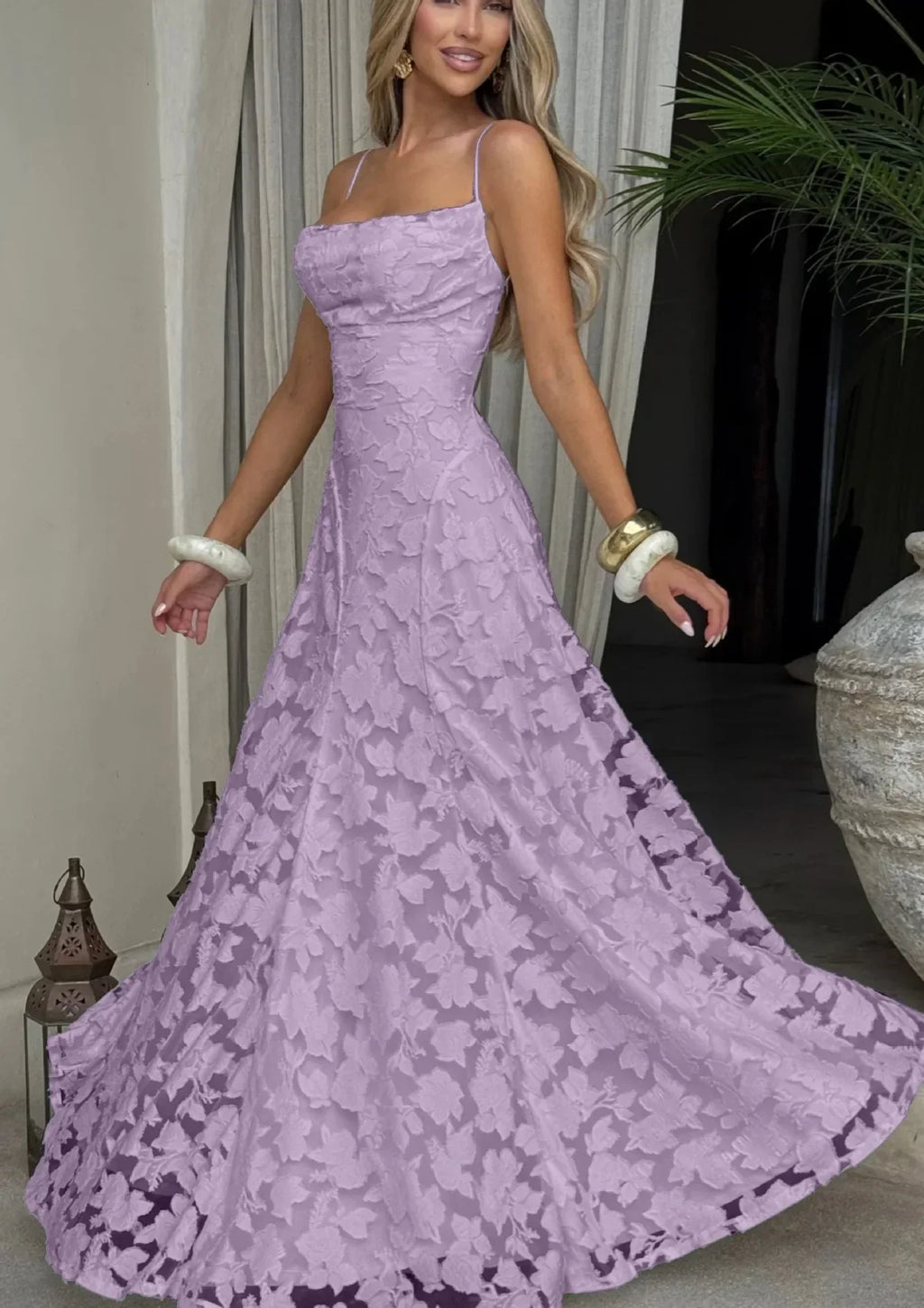 vestido Elegante de noche floral de invitada de boda con tirantes finos y espalda de cordones | Maxi