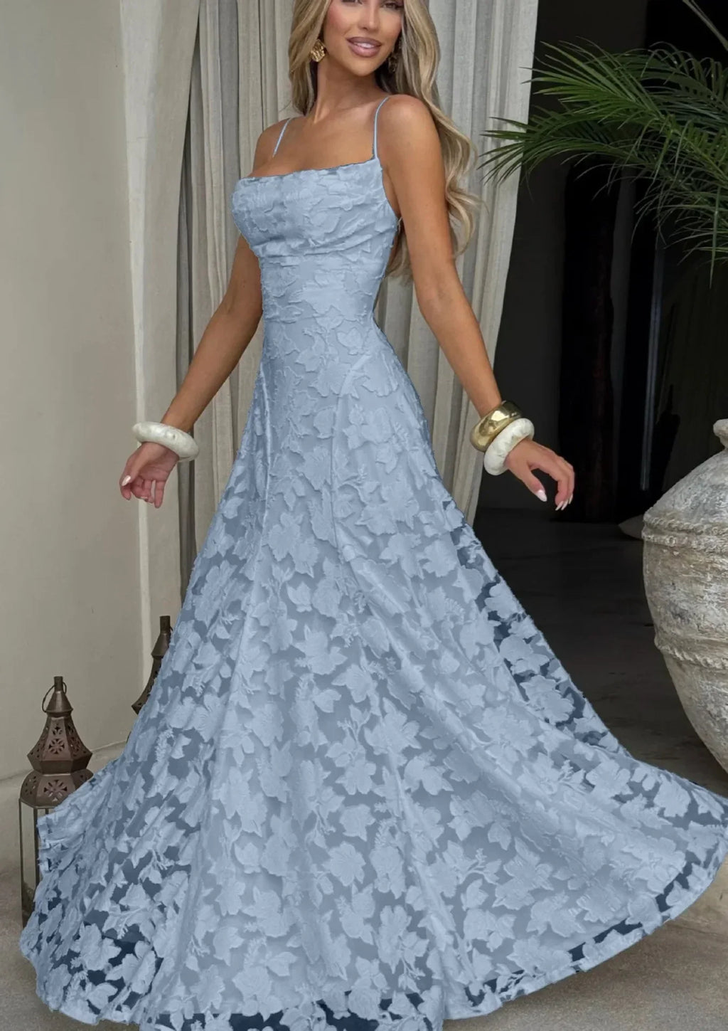 vestido Elegante de noche floral de invitada de boda con tirantes finos y espalda de cordones | Maxi