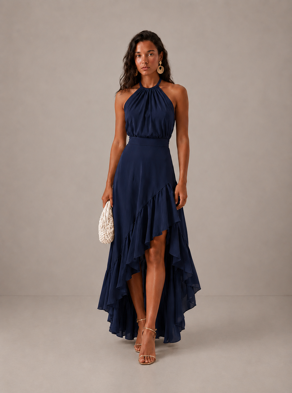 Vestido de invitada de boda con cuello halter y bajo asimétrico de volantes