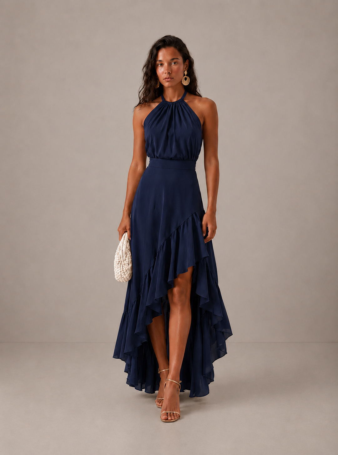 Vestido de invitada de boda con cuello halter y bajo asimétrico de volantes