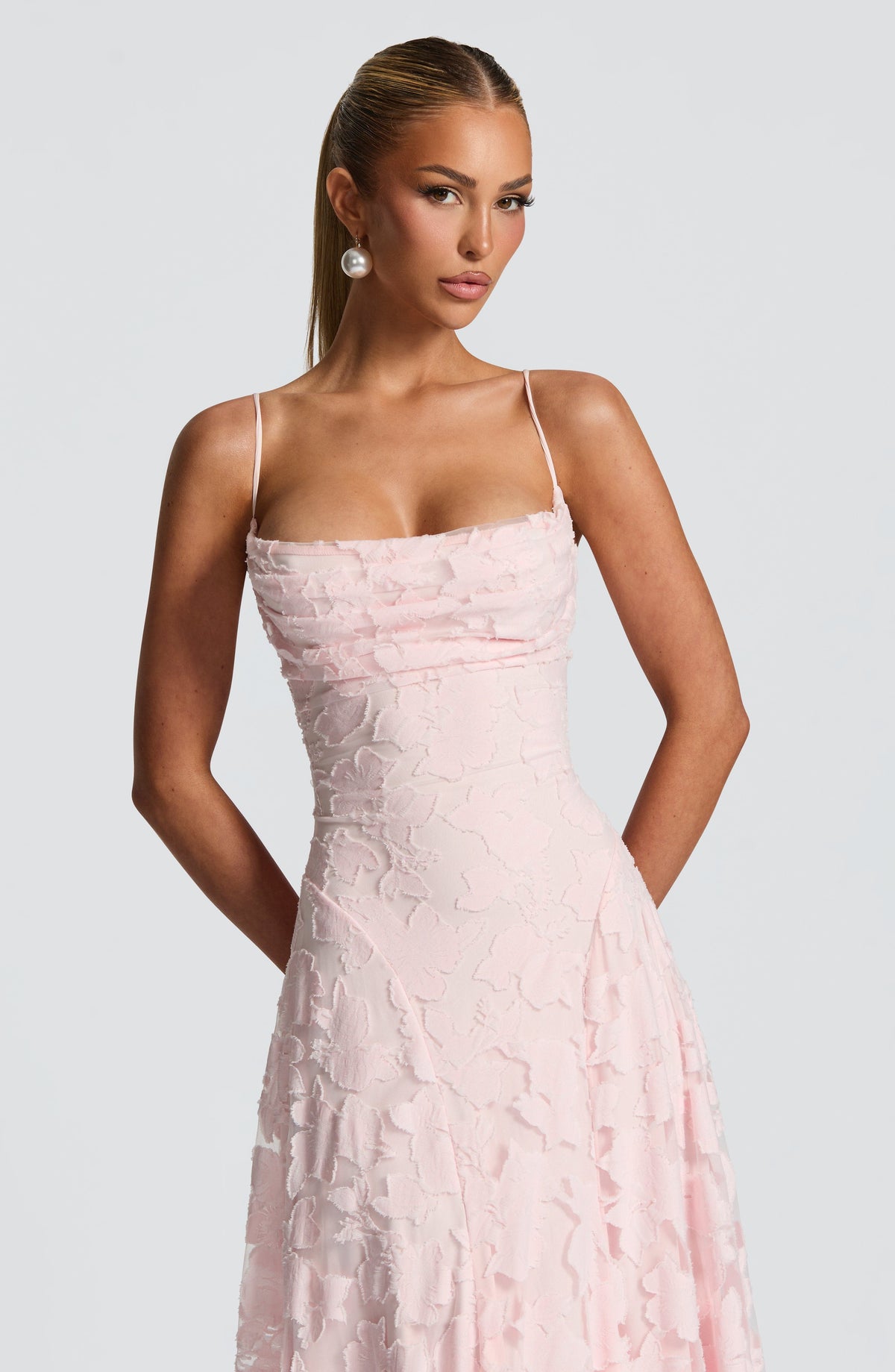 vestido Elegante de noche floral de invitada de boda con tirantes finos y espalda de cordones | Maxi