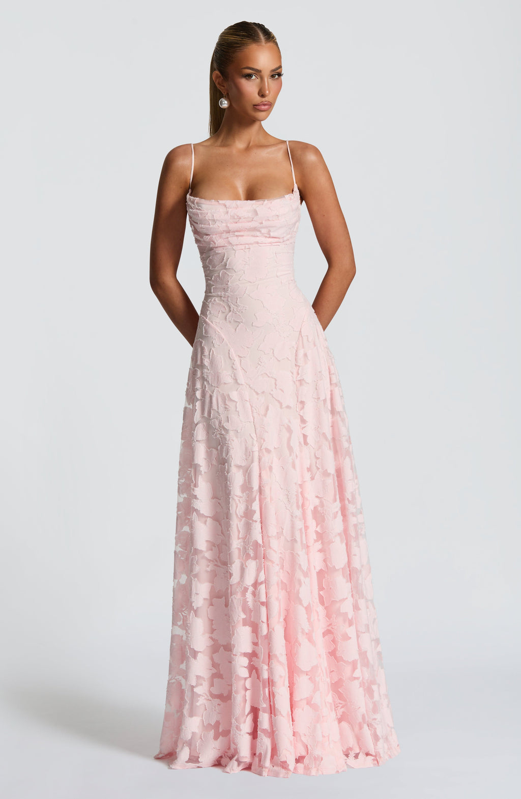 vestido Elegante de noche floral de invitada de boda con tirantes finos y espalda de cordones | Maxi