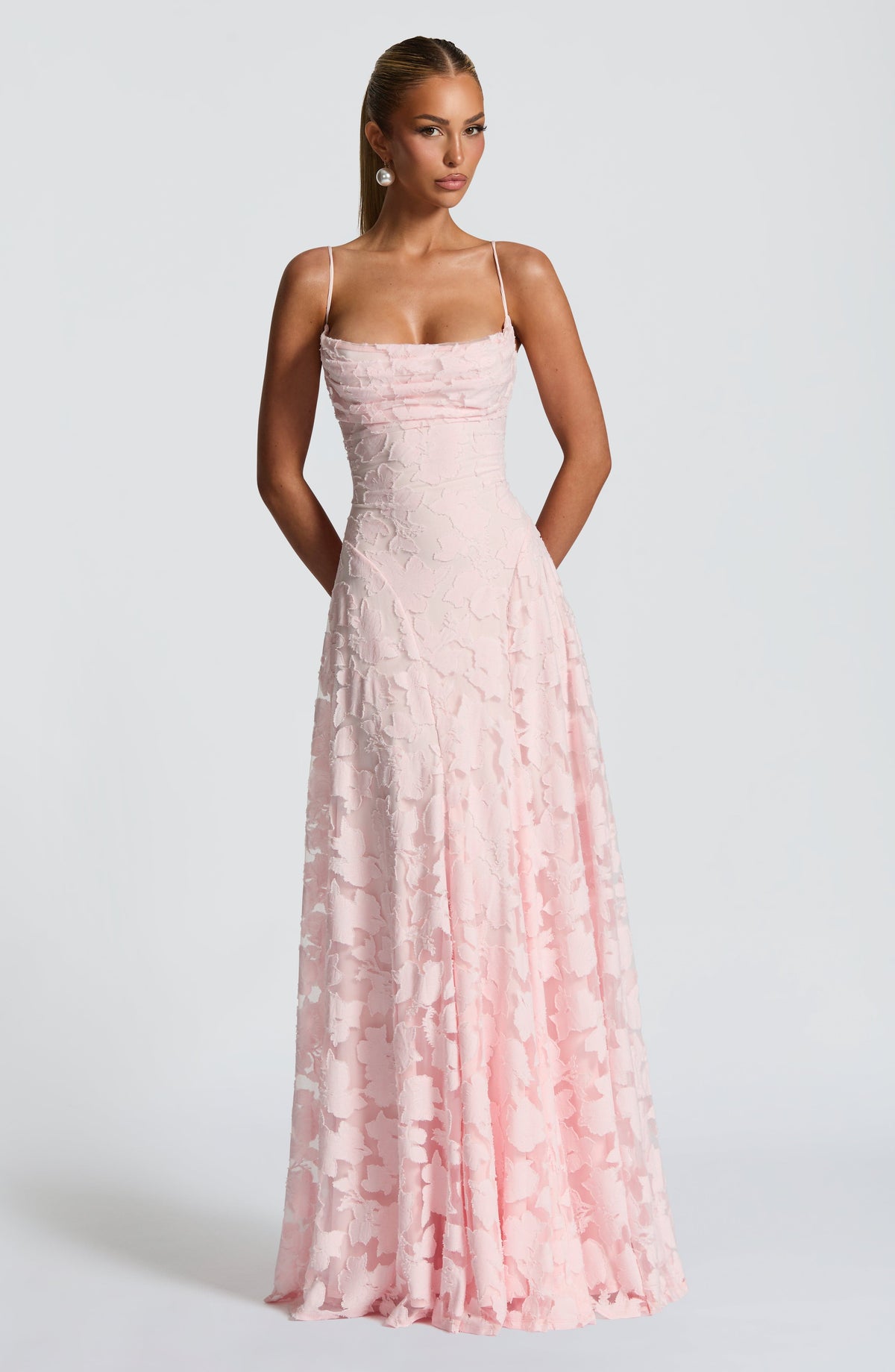 vestido Elegante de noche floral de invitada de boda con tirantes finos y espalda de cordones | Maxi