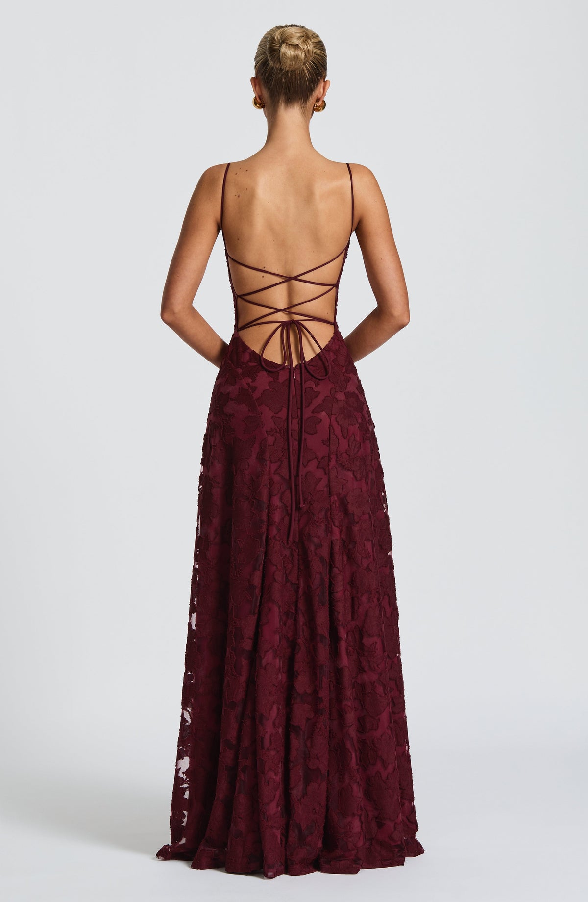 vestido Elegante de noche floral de invitada de boda con tirantes finos y espalda de cordones | Maxi