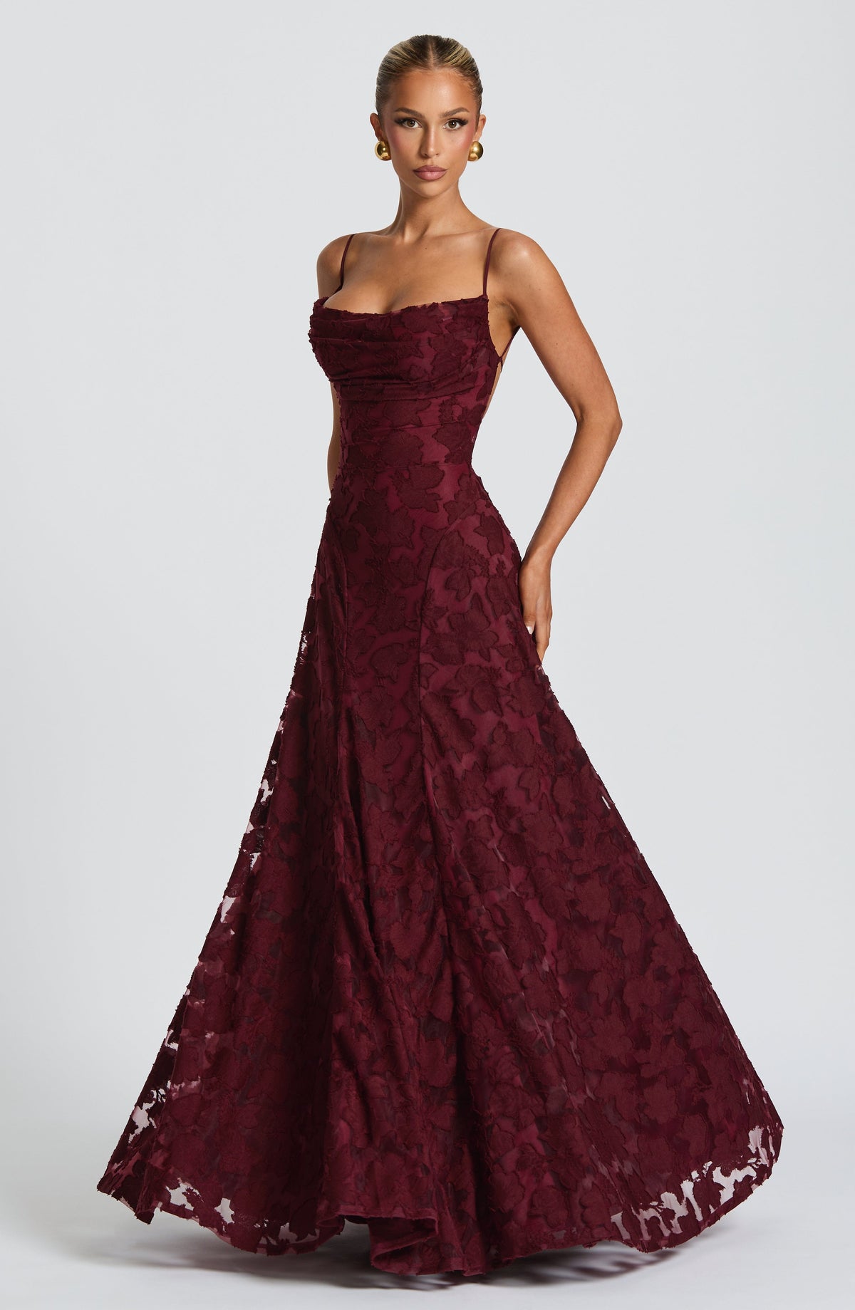 vestido Elegante de noche floral de invitada de boda con tirantes finos y espalda de cordones | Maxi