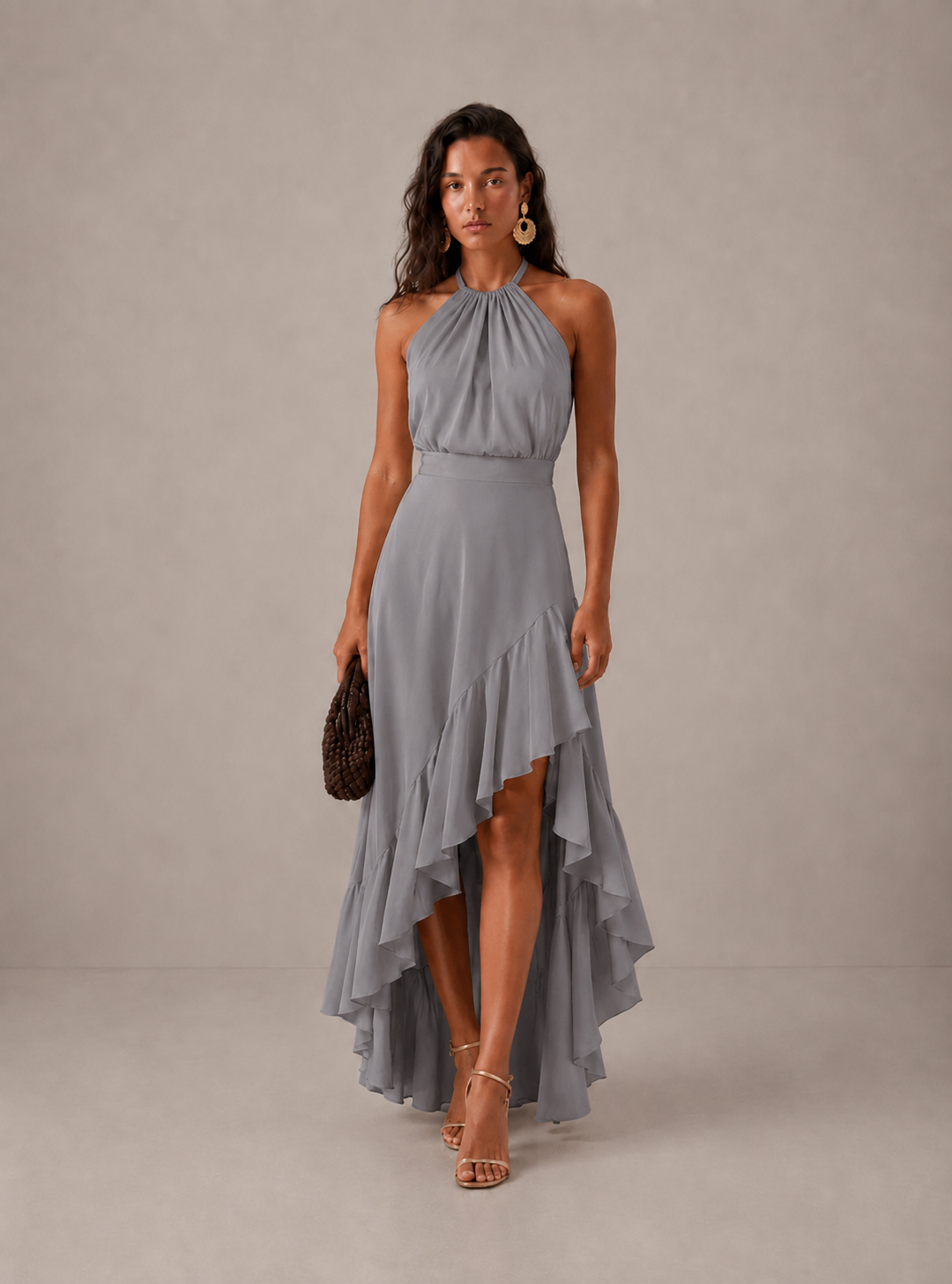 Vestido de invitada de boda con cuello halter y bajo asimétrico de volantes