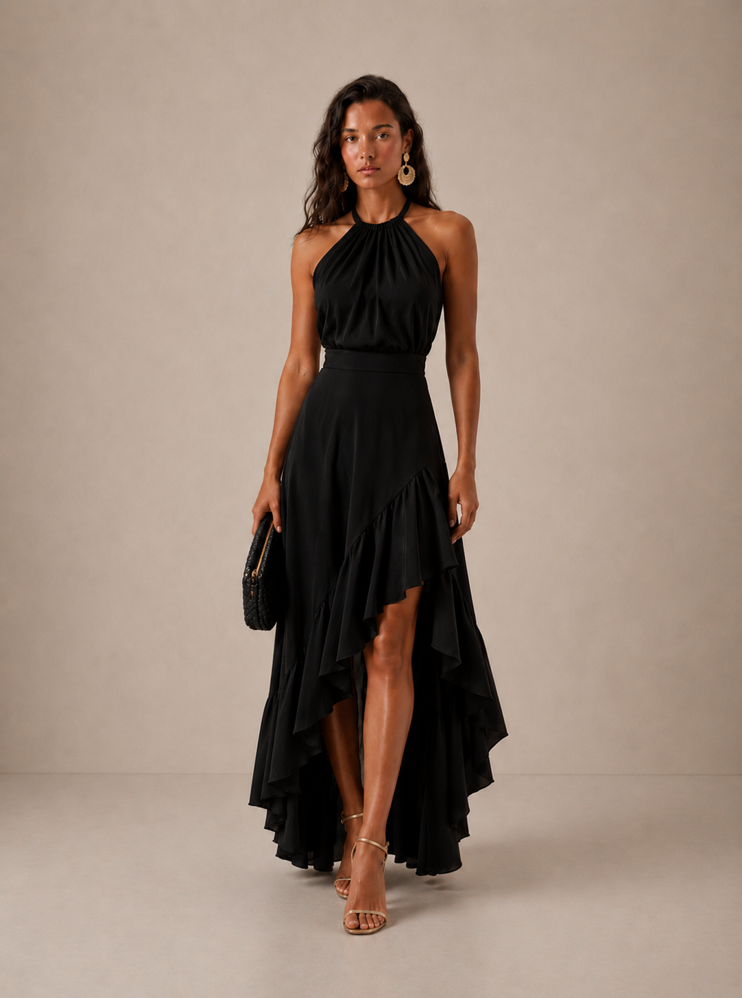 Vestido de invitada de boda con cuello halter y bajo asimétrico de volantes