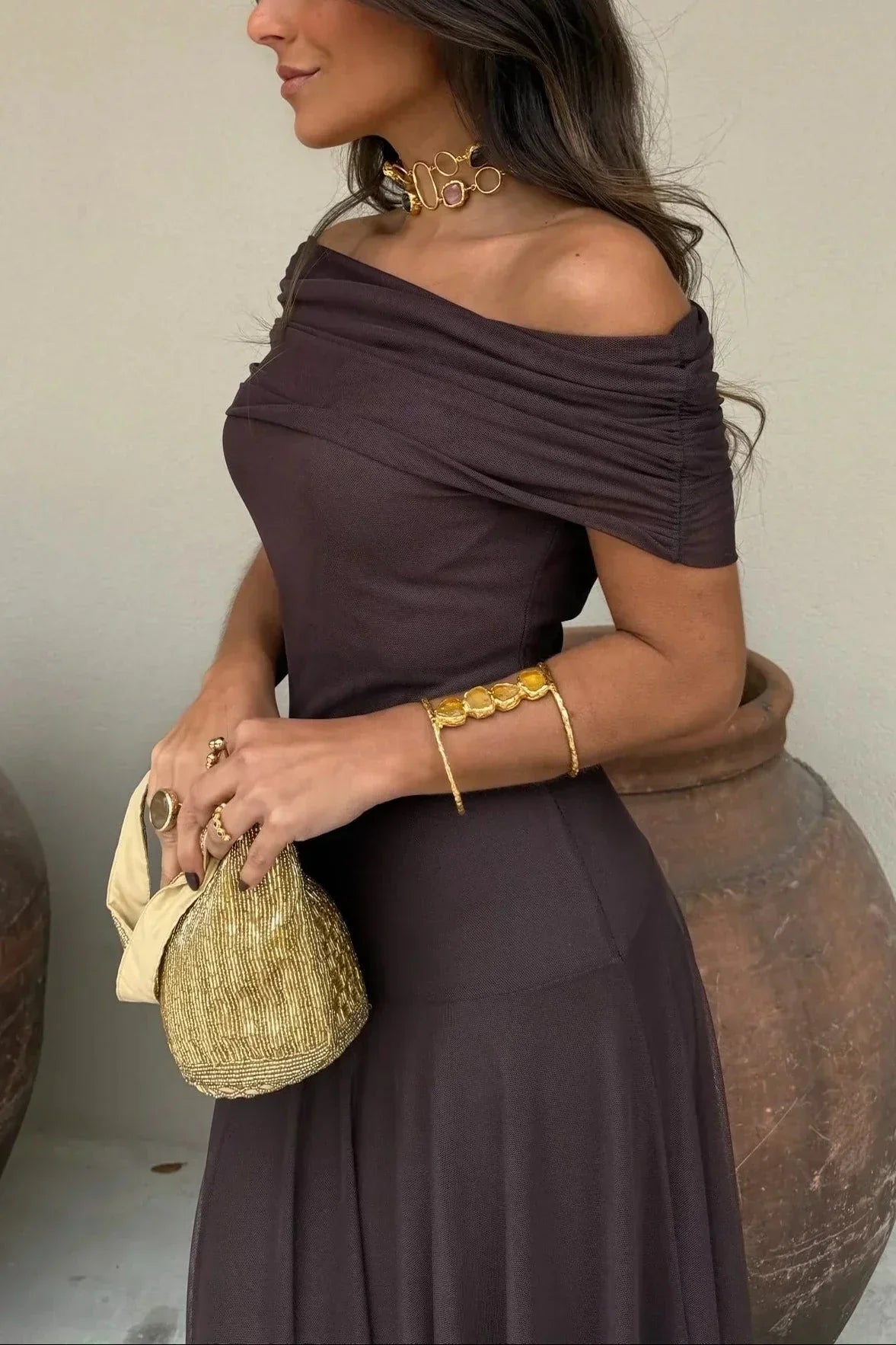 Vestido largo plisado de invitada de boda con un solo hombro | Selena