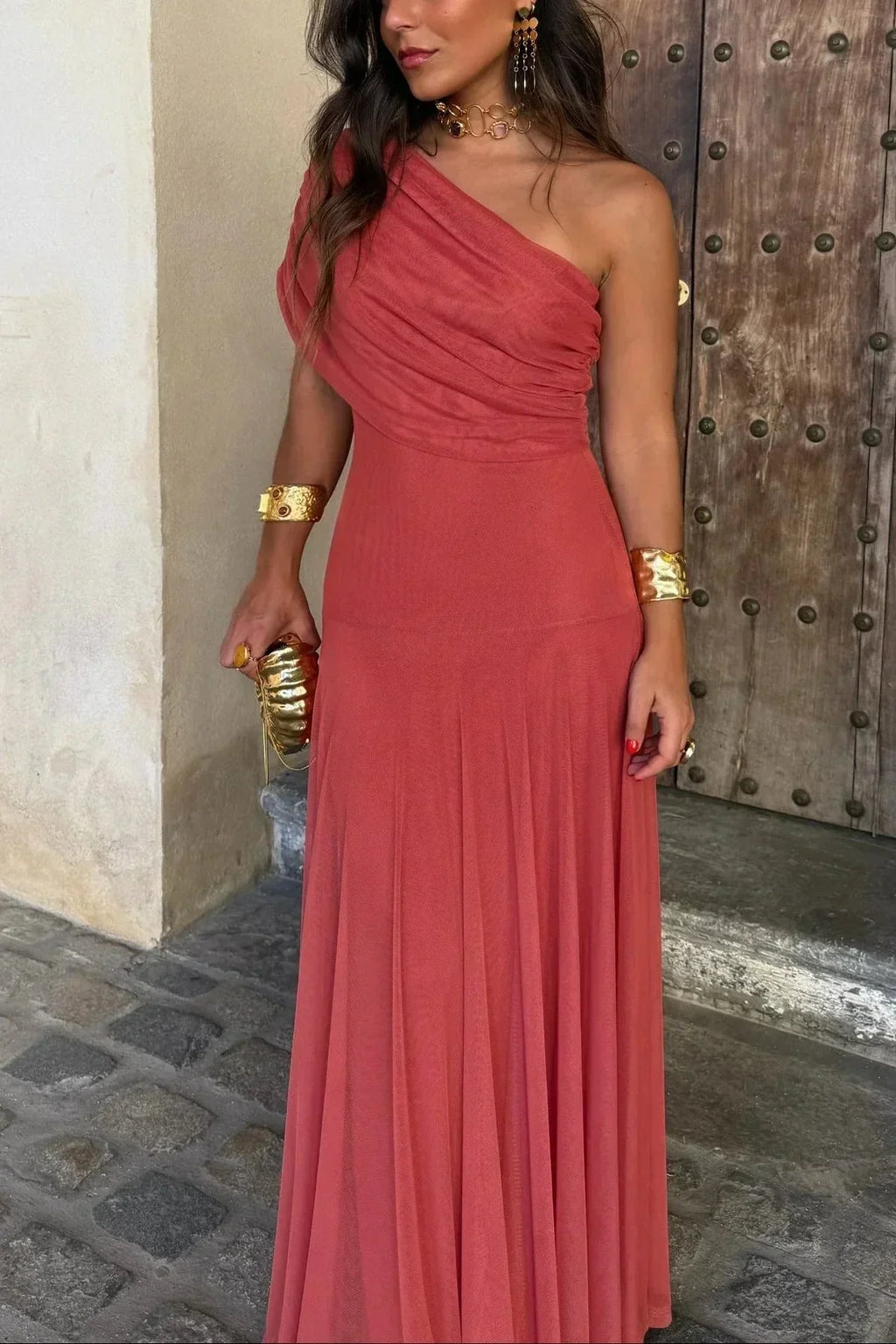 Vestido largo plisado de invitada de boda con un solo hombro | Selena