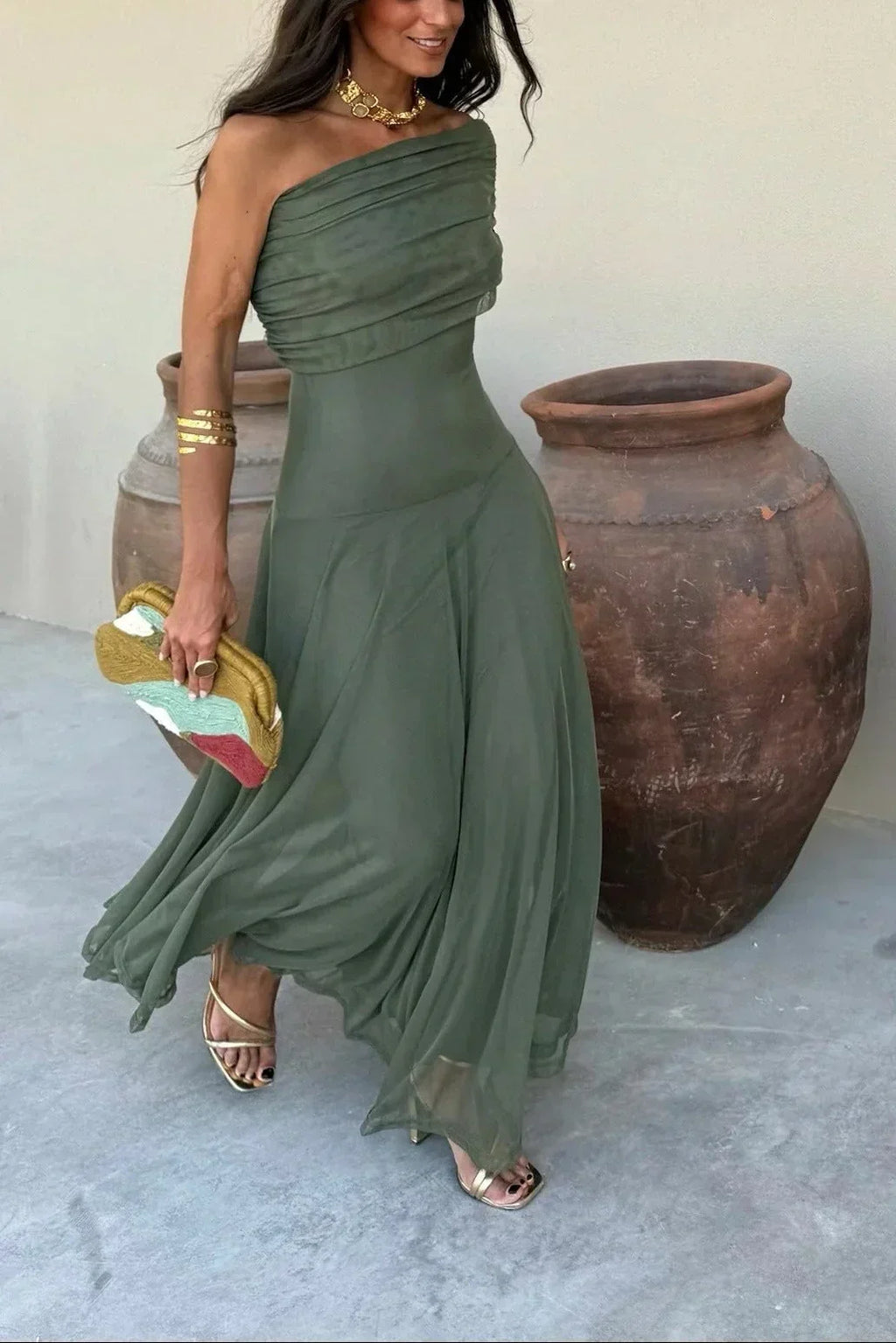 Vestido largo plisado de invitada de boda con un solo hombro | Selena