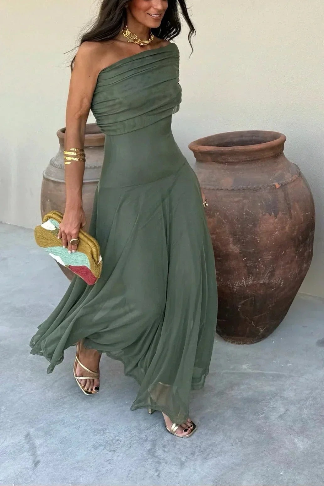 Vestido largo plisado de invitada de boda con un solo hombro | Selena