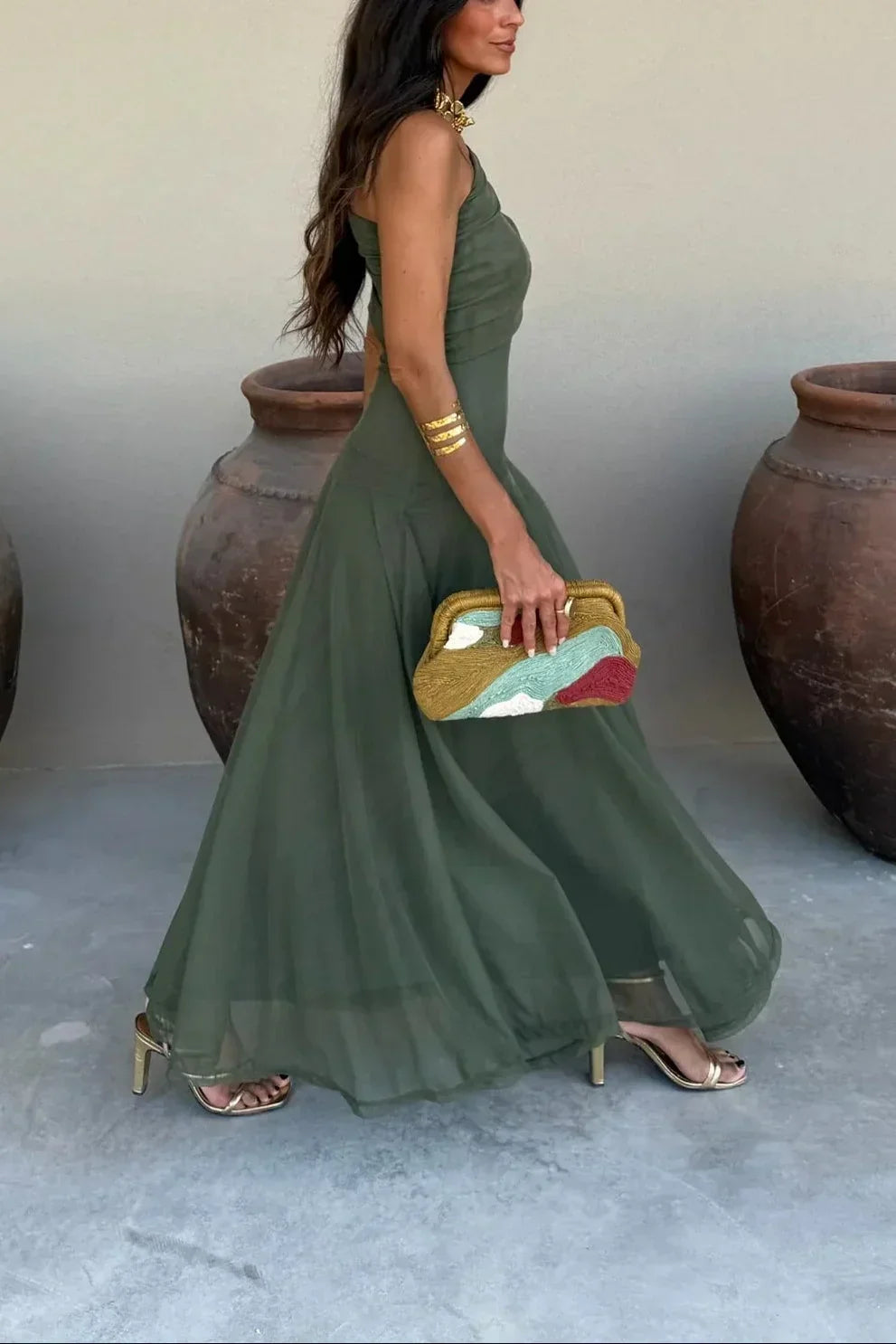 Vestido largo plisado de invitada de boda con un solo hombro | Selena