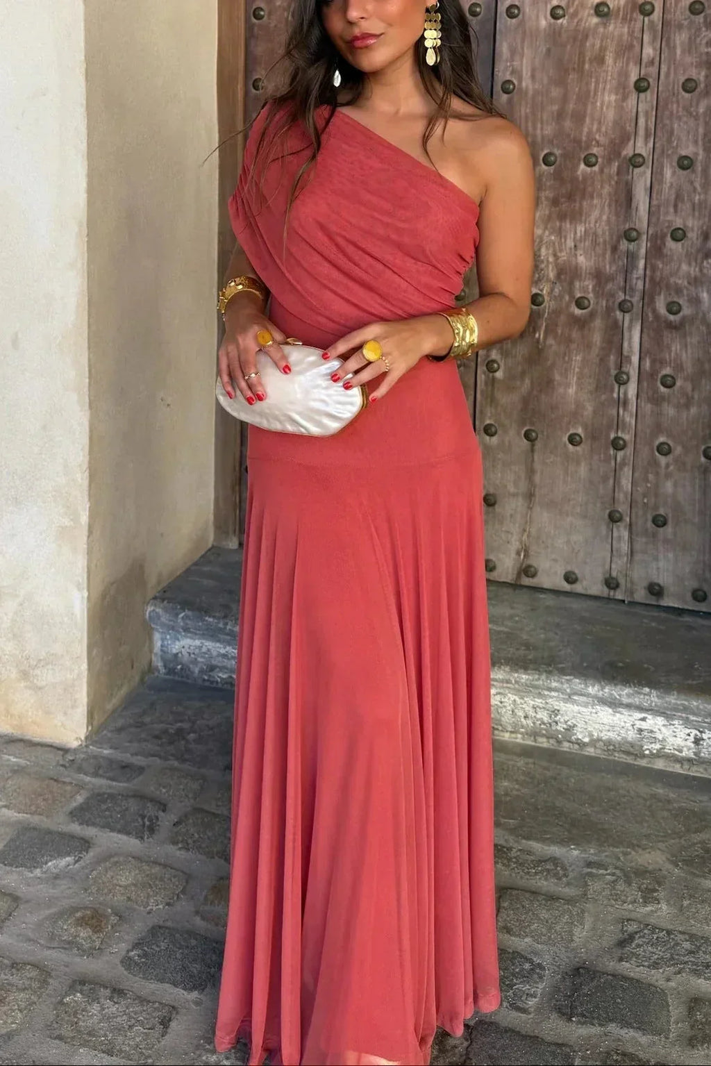 Vestido largo plisado de invitada de boda con un solo hombro | Selena