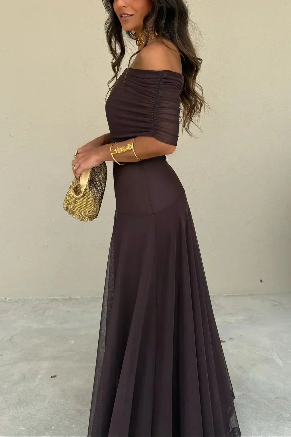 Vestido largo plisado de invitada de boda con un solo hombro | Selena