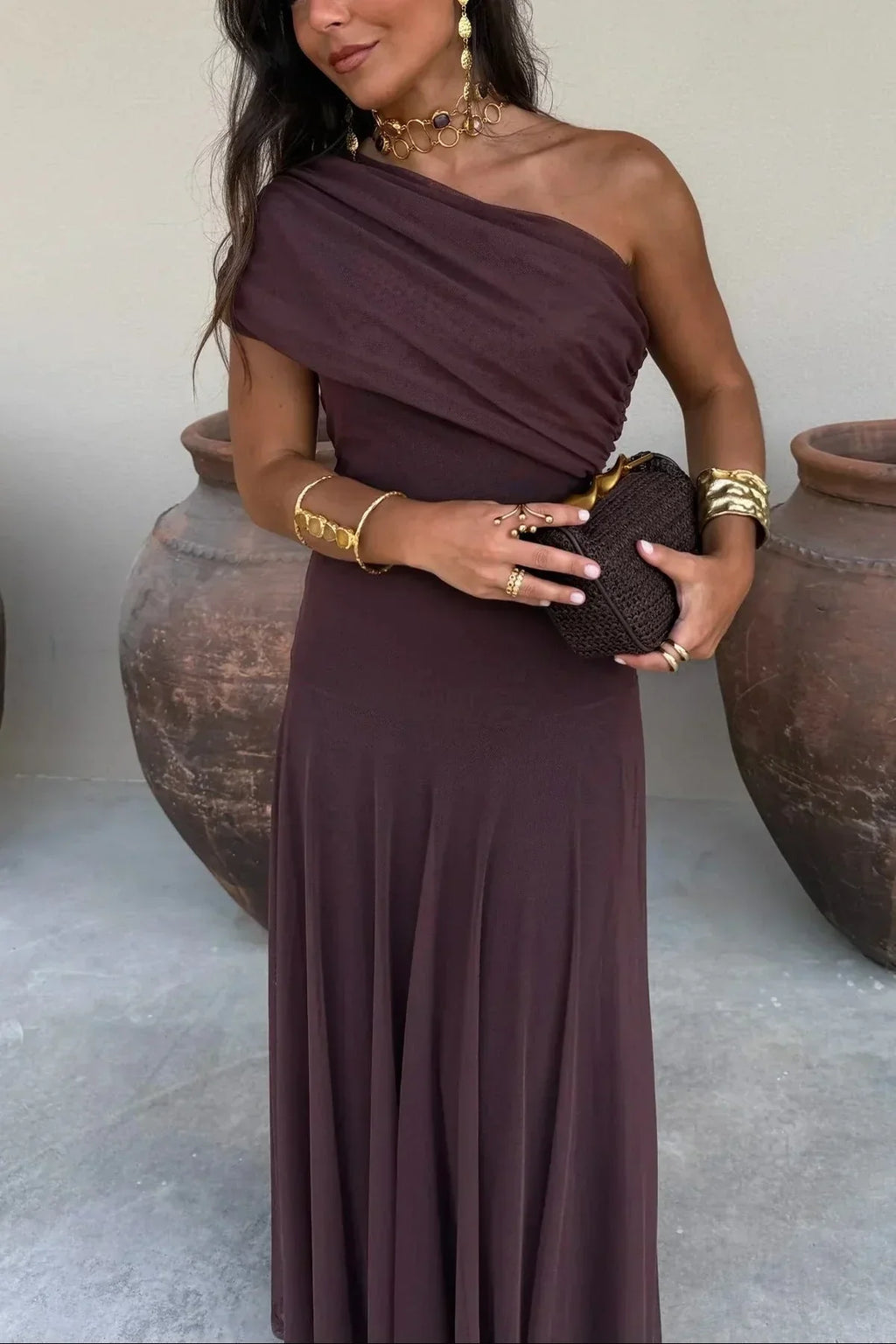Vestido largo plisado de invitada de boda con un solo hombro | Selena