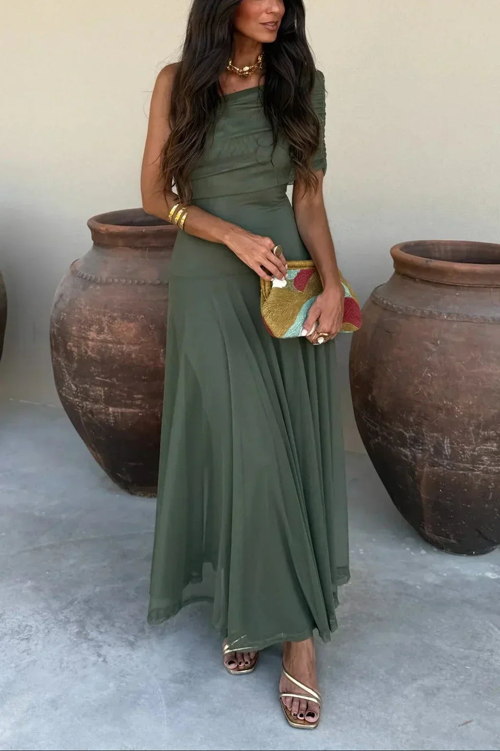 Vestido largo plisado de invitada de boda con un solo hombro | Selena