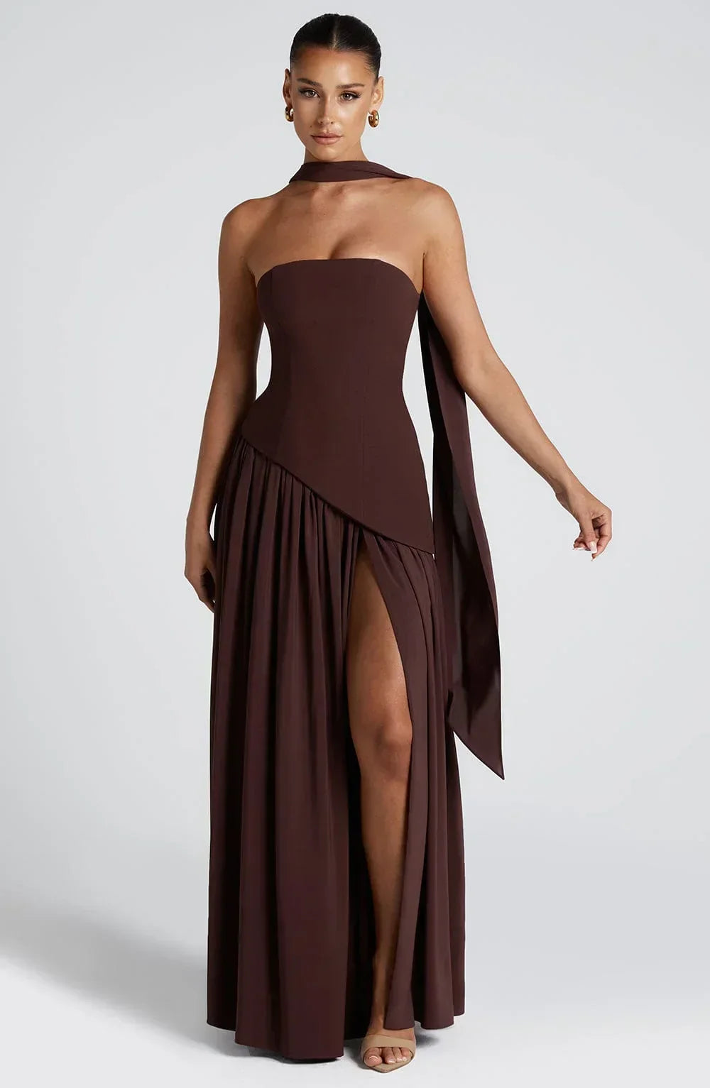 Vestido largo de invitada de boda palabra de honor con corsé y abertura alta | Maxi