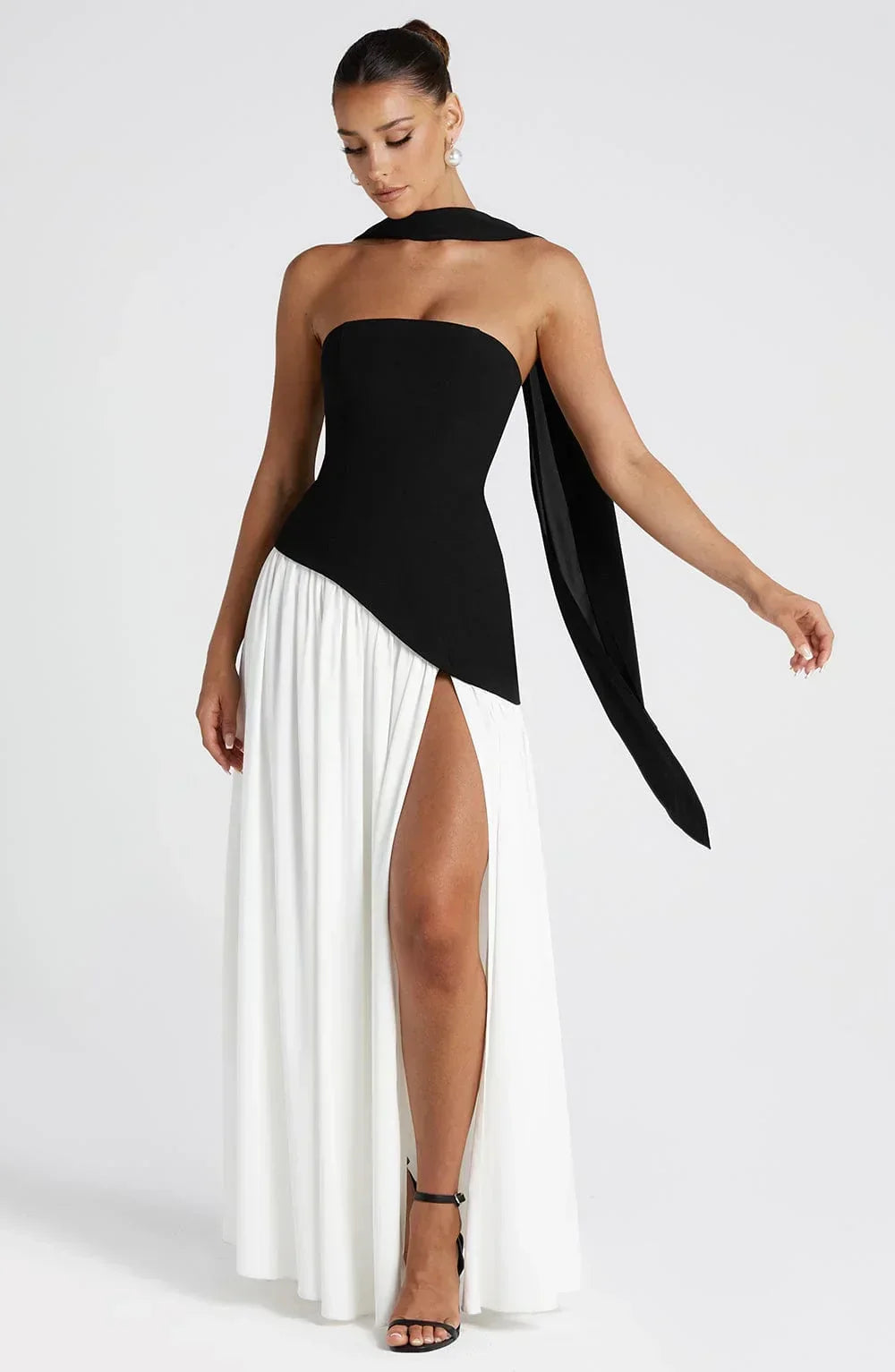 Vestido largo de invitada de boda palabra de honor con corsé y abertura alta | Maxi