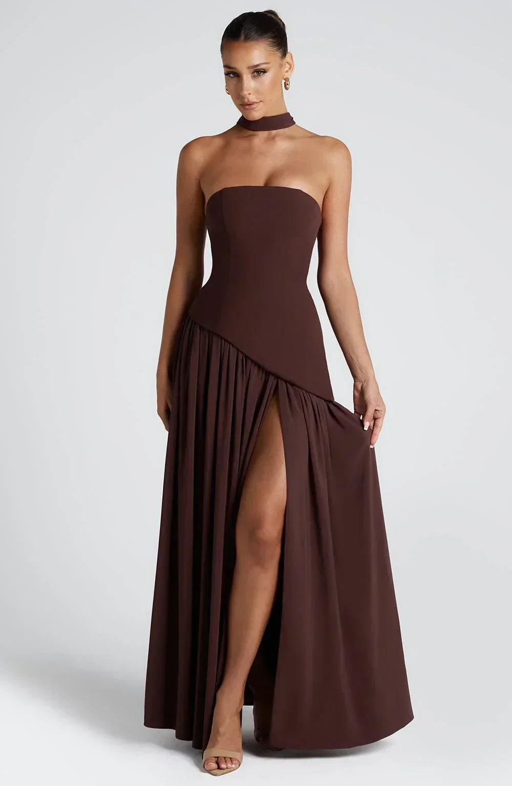 Vestido largo de invitada de boda palabra de honor con corsé y abertura alta | Maxi