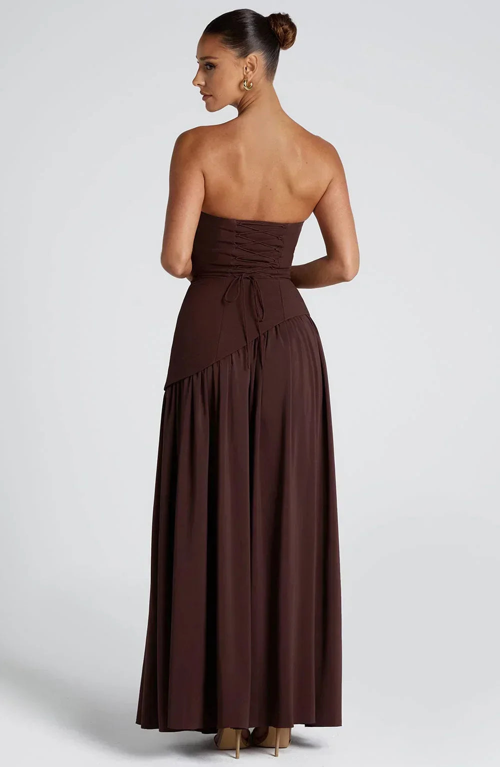Vestido largo de invitada de boda palabra de honor con corsé y abertura alta | Maxi