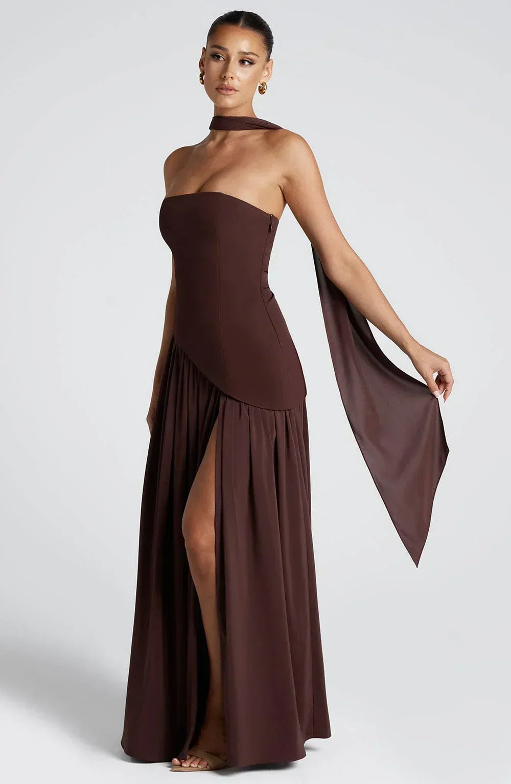 Vestido largo de invitada de boda palabra de honor con corsé y abertura alta | Maxi